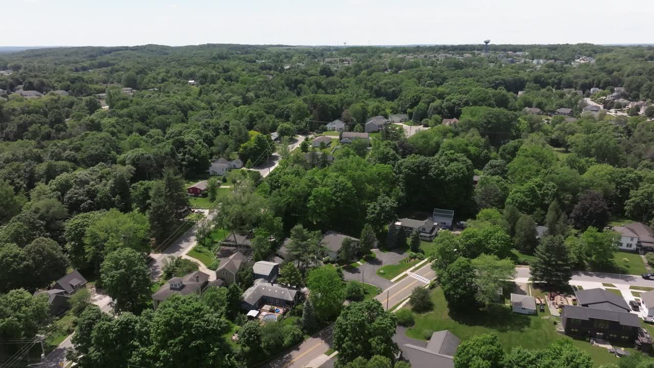 Quartiere di Rockford, Michigan, con video drone in avvicinamento