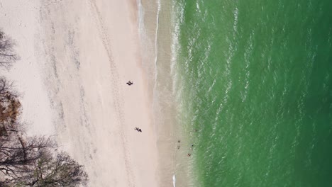 Vogelperspektive-Drohnenansicht-über-Malerischen-Weißen-Sand-Und-Türkisfarbenes-Meerwasser,-4K-Strand-Von-Costa-Rica-Conchal