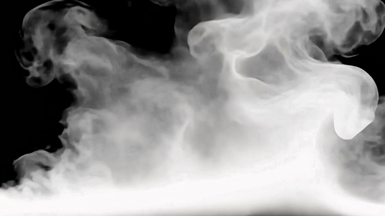 Humo blanco volumétrico y niebla elevándose sobre un fondo negro
