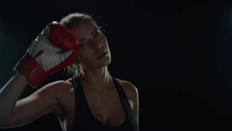 mujer boxeadora agotada después de un entrenamiento deportivo