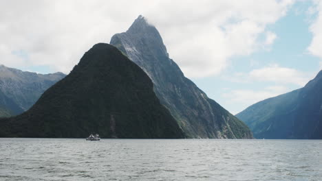 Un-Barco-Parece-Minúsculo-En-Comparación-Con-La-Impresionante-Extensión-De-Milford-Sound.