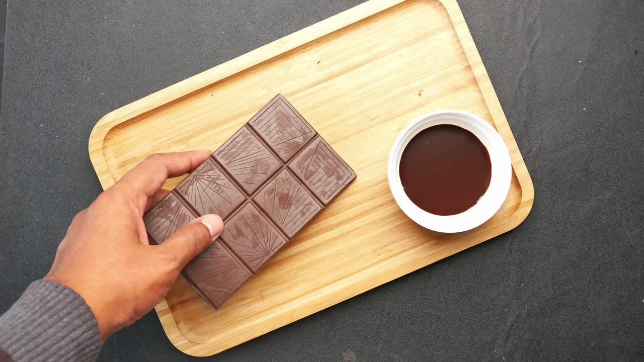 barra de chocolate oscuro y chocolate derretido