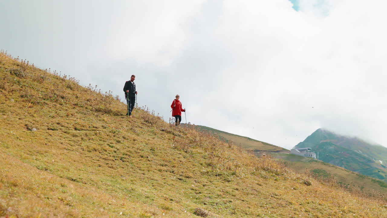 excursionistas en una ladera de montaña
