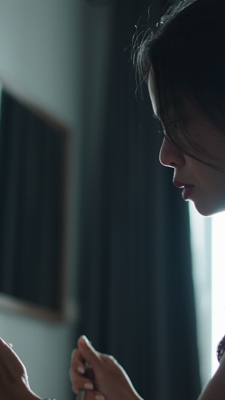 Una donna che mangia in una stanza scarsamente illuminata