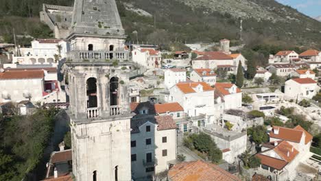 drones orbitan alrededor de la iglesia de san nicolás a lo largo de la bahía de kotor, montenegro