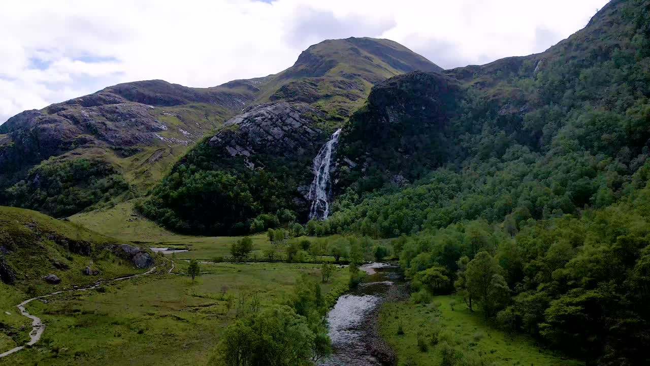스코틀랜드 고원 스코틀랜드 영국의 개울과 폭포를 확대하는 4k 공중 드론 영상