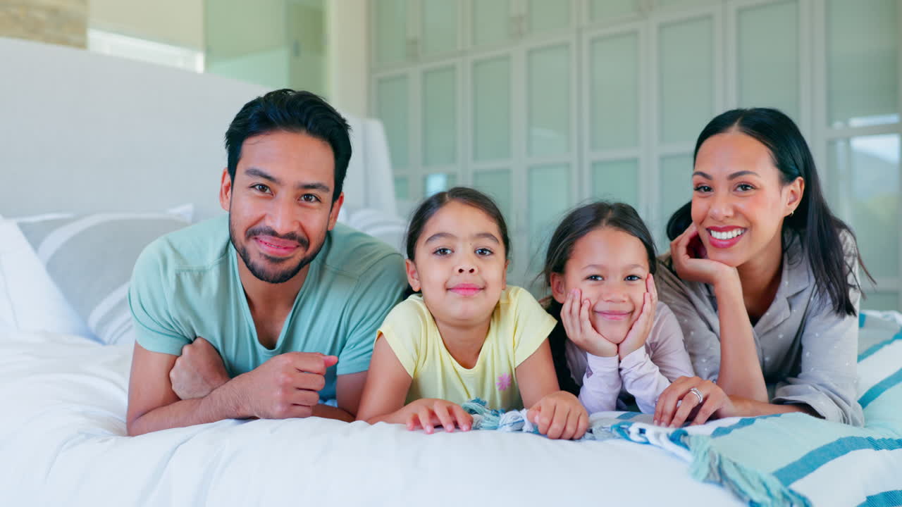 침실에서 아이들과 함께 얼굴, 가족과 미소