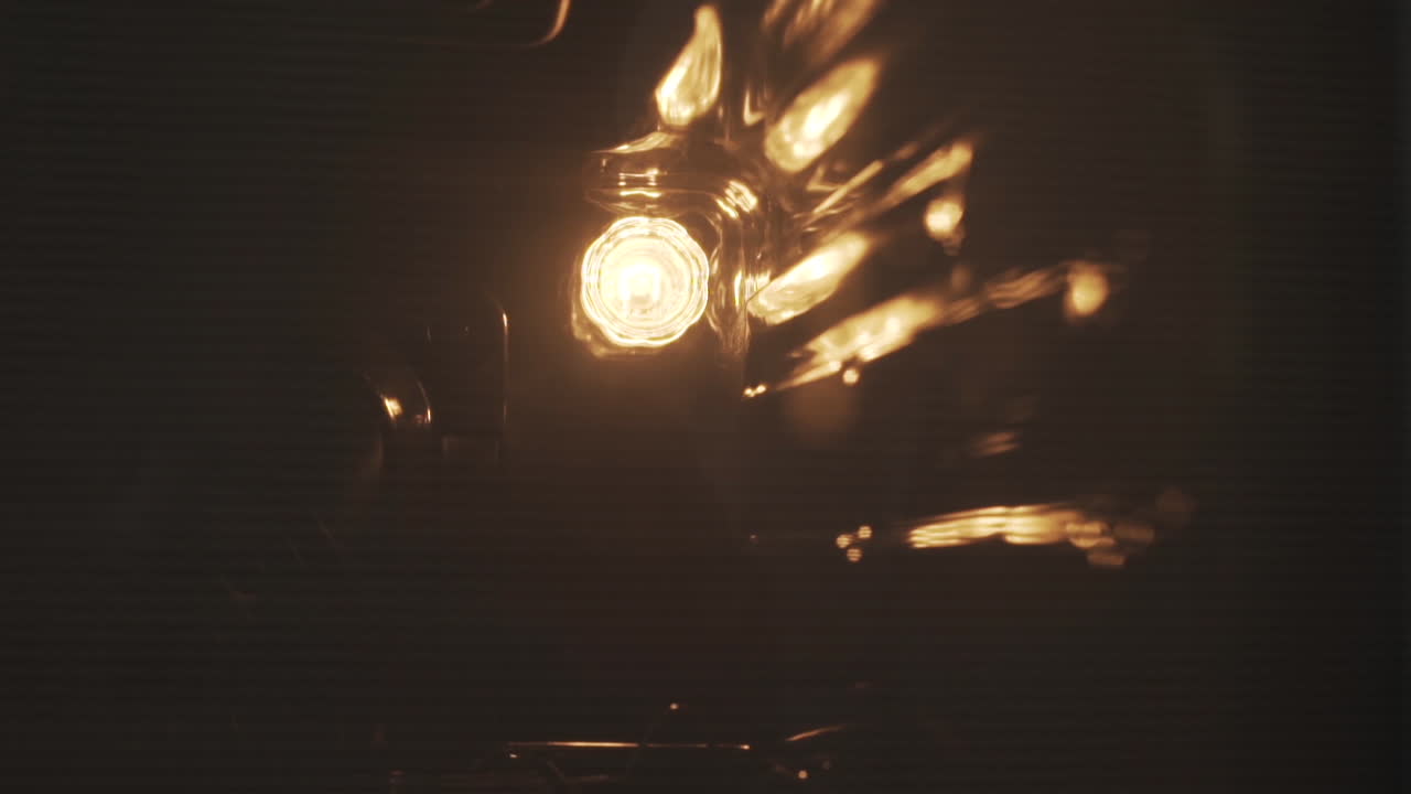 밤에 모터사이클 헤드라이트의 클로즈업