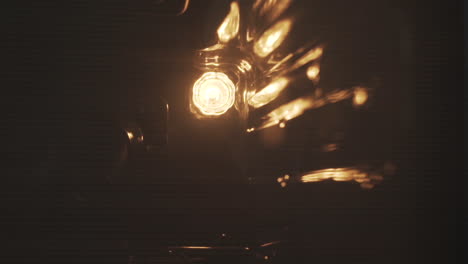 primer plano de un faro de una motocicleta por la noche
