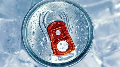 la tapa de la lata de soda de aluminio de refresco con hielo da la vuelta al círculo.