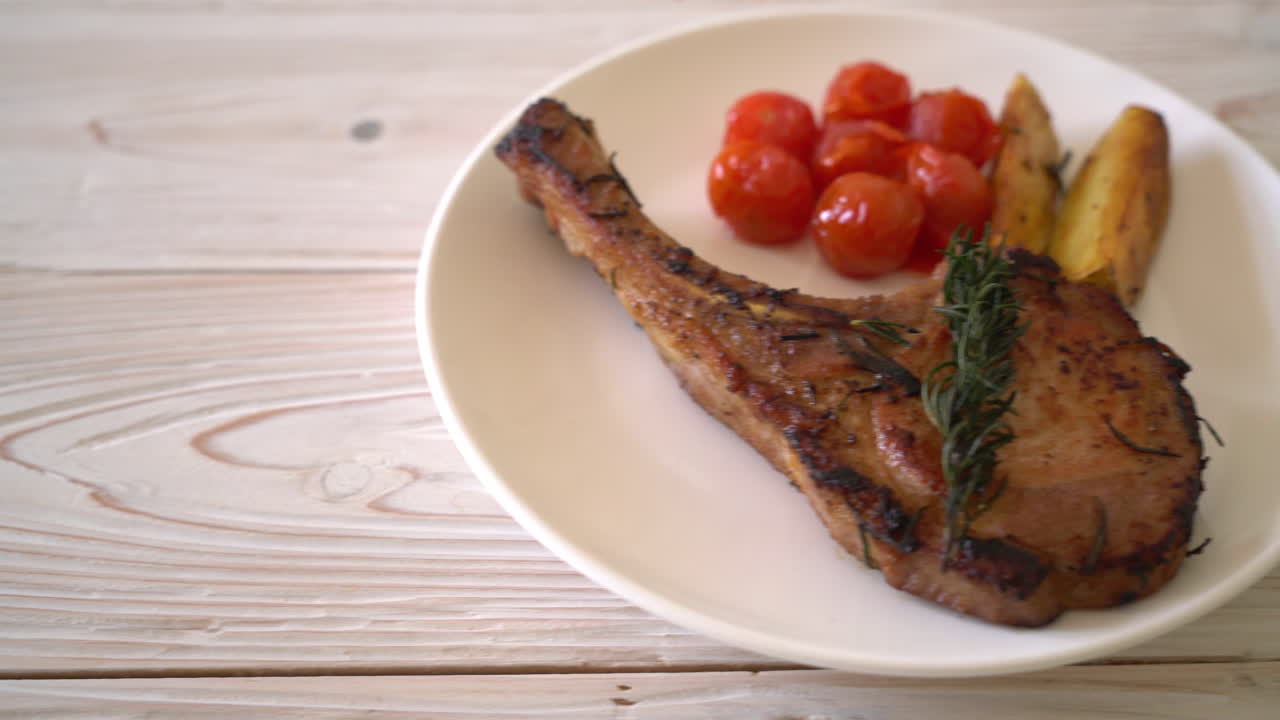 bistec de chuleta de cerdo en un plato