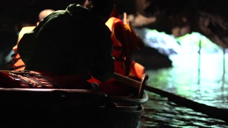 los turistas exploran la cueva en barco en ninh binh