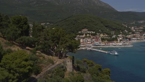 Luftaufnahme---Enthüllung-Von-Parga-Hinter-Seinem-Schloss---Aufnahme-Auf-DJI-Inspire-2-X7-Raw