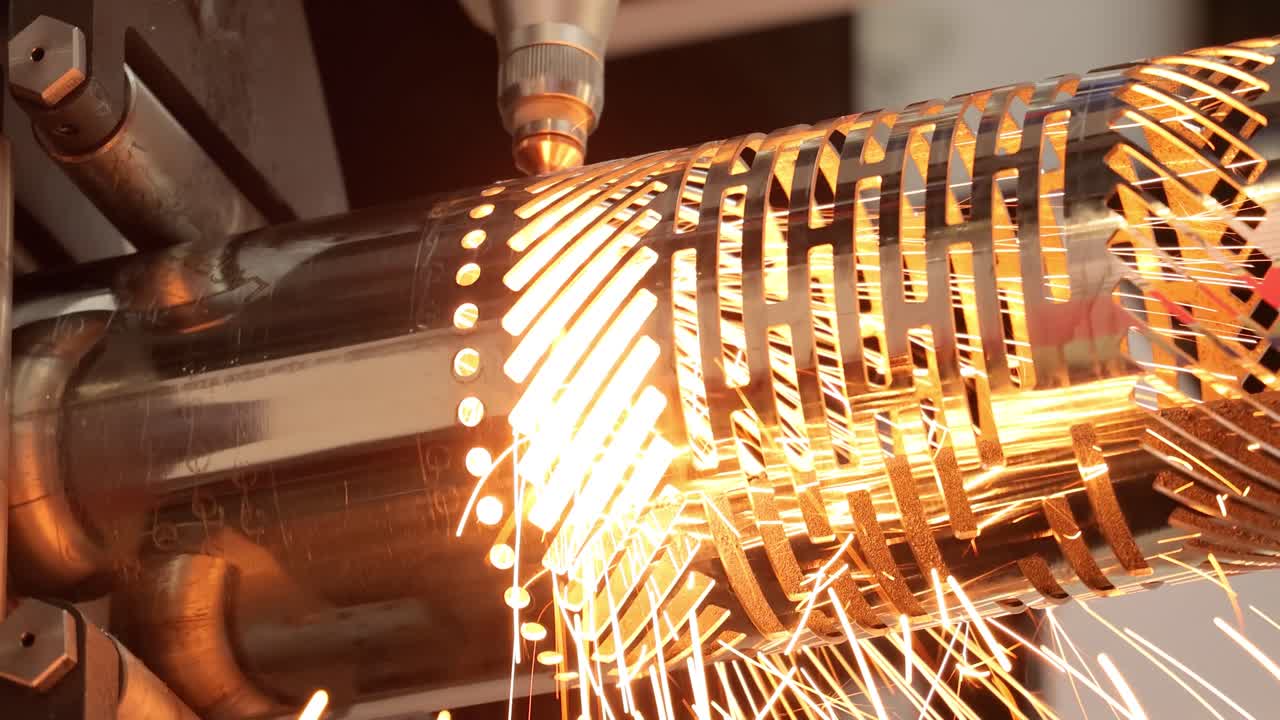 Corte láser CNC de metal, tecnología industrial moderna.