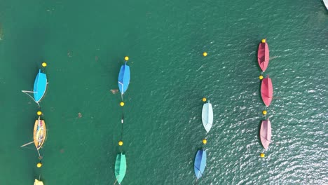 vista de arriba hacia abajo desde drones coloridos veleros amarrados