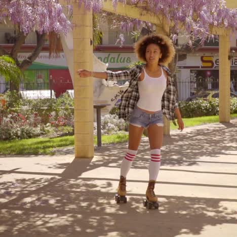 Mujer-Joven-Patinaje-Por-Una-Sala-De-Juegos