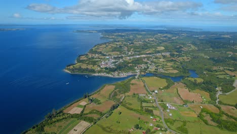 Vista-Aérea-Panorámica-Que-Establece-La-Isla-Lemuy,-Prados-Verdes-Y-Entorno-Rural