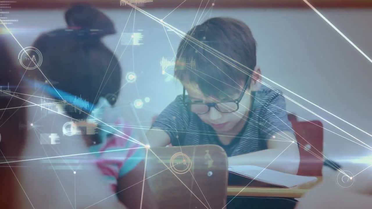 학교의 수업에서 공부하는 백인 소년에 대한 연결 네트워크와 데이터 처리