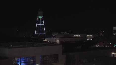 Espectáculo-De-Luces-Navideñas-En-La-Torre-De-Agua-Visto-Desde-Los-Tejados-Del-Centro-De-La-Ciudad