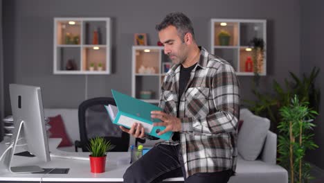 el empleado se ríe de la cámara.