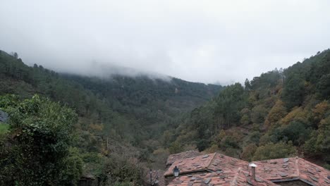 Paisaje-Del-Valle-Del-Bosque-Brumoso,-Vista-Desde-Cerdeira-Xisto-Schist-Shale-Village-En-Lousa,-Portugal