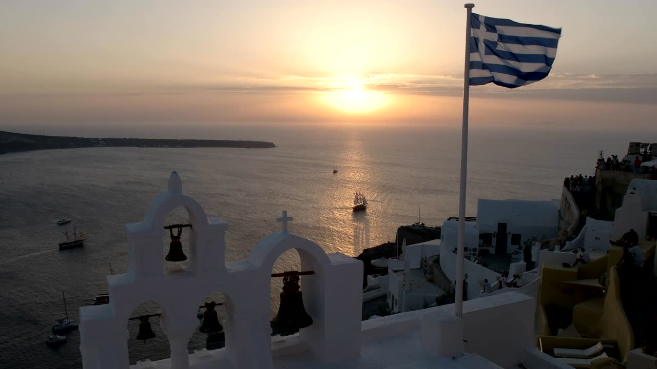 barco de vela en el reflejo del sol en oia, santorini