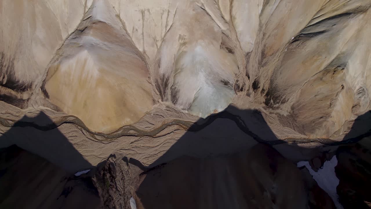 río curvo en un cañón impresionante