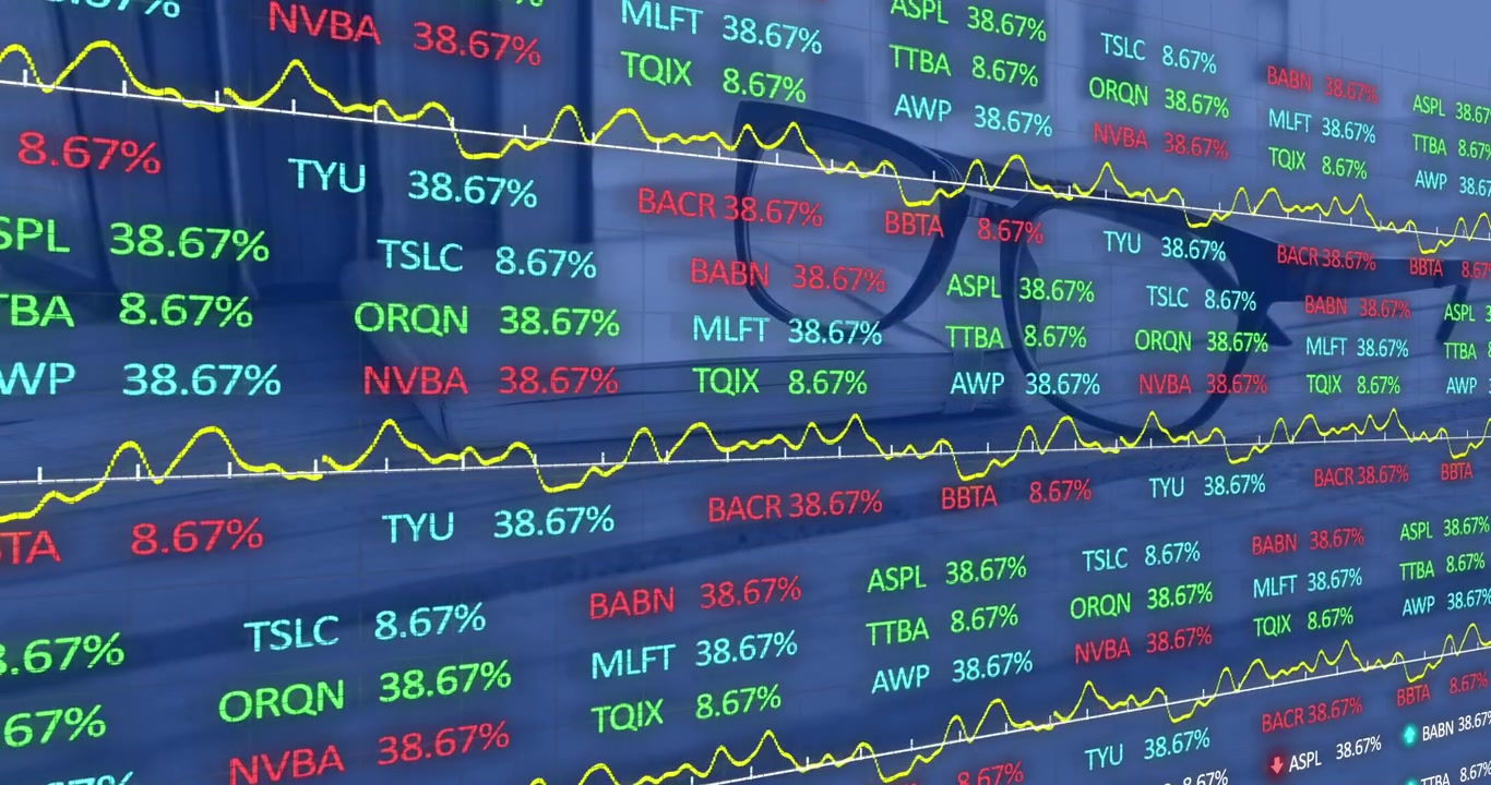 Animazione di elaborazione dati finanziari sopra occhiali su una scrivania in un ufficio moderno.