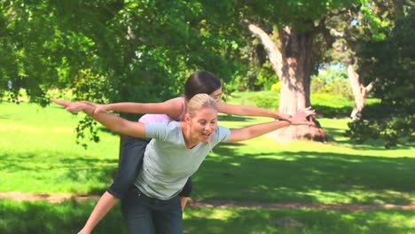 mujer joven jugando con su hija