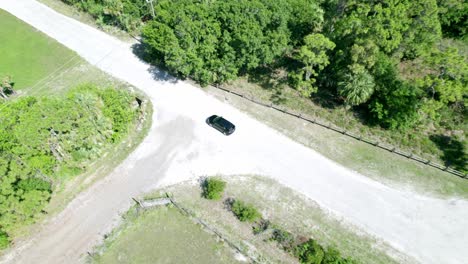 vista aérea de la conducción de automóviles por el parque