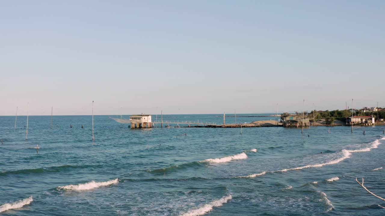 vista aérea de las cabañas de pesca con la típica máquina de pesca italiana, llamada "trabucco",lido di dante, fiumi uniti ravenna cerca del valle de comacchio