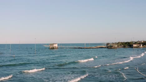 意大利典型的釣魚機"trabucco"的釣魚小屋,lido di dante,fiumi uniti ravenna靠近科馬基奧山谷