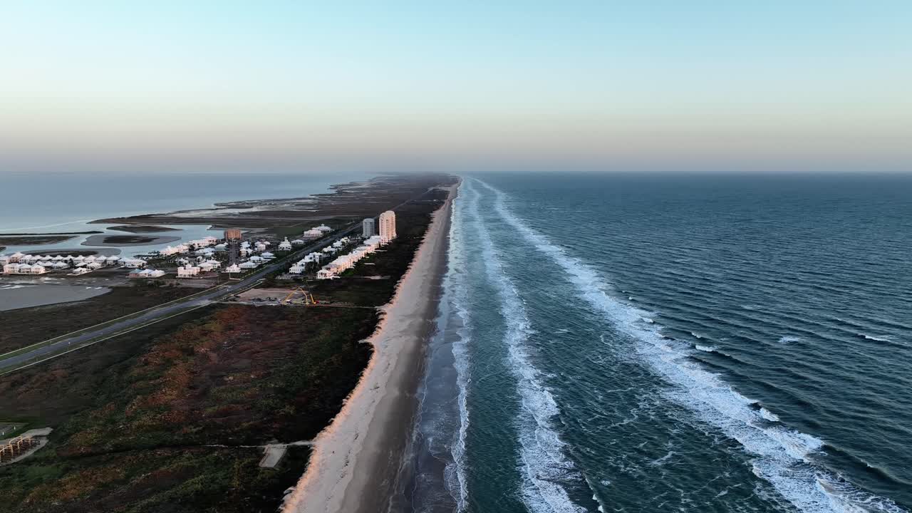 Vista aerea con drone della spiaggia di South Padre Island, Texas, all'alba