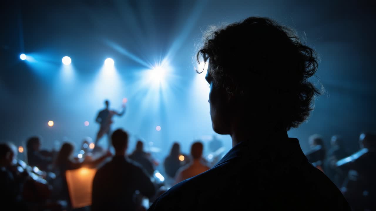 Accattivante performance dal vivo: coinvolgimento del pubblico e magia musicale sotto un'illuminazione drammatica e una presenza scenica in un'incantevole atmosfera da sala da concerto.