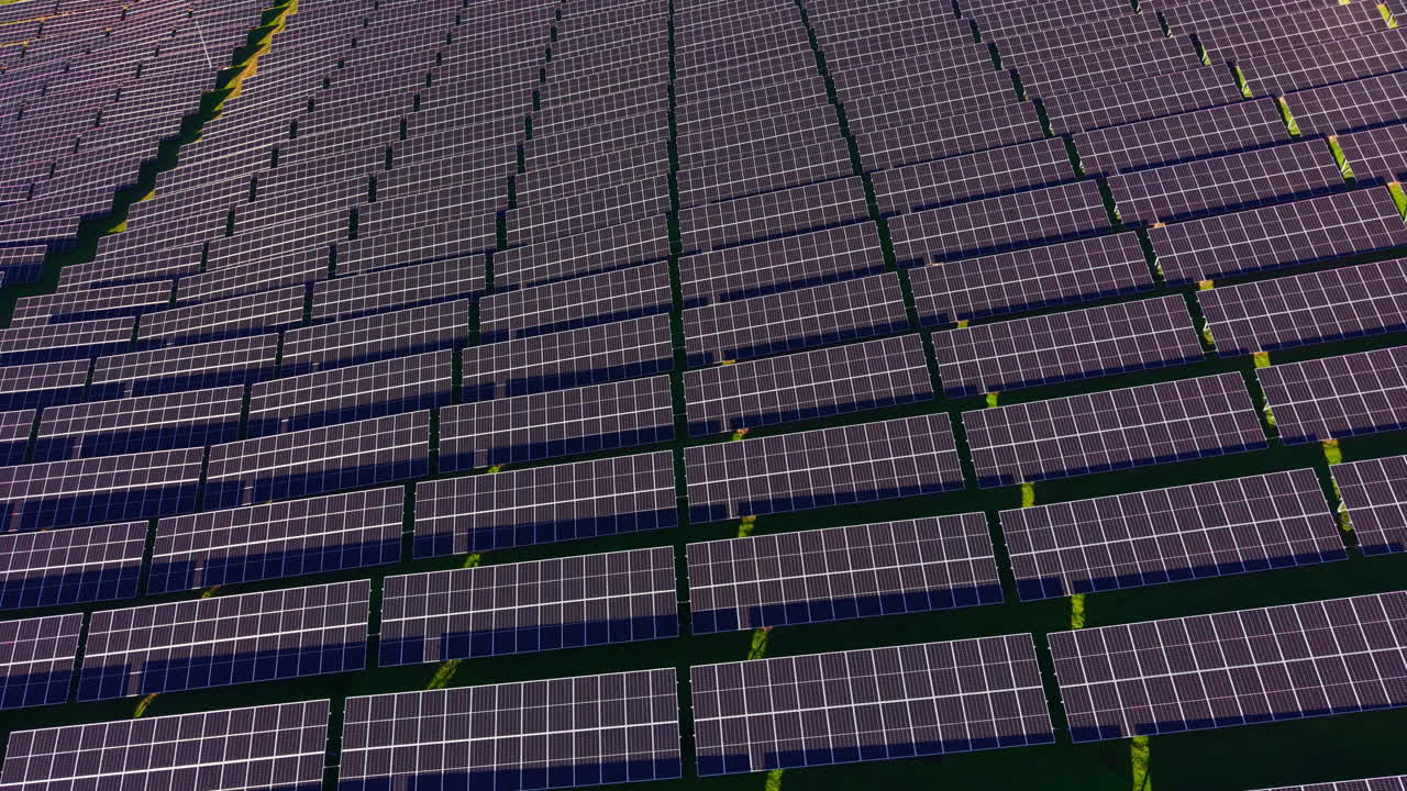 Pannelli solari scintillanti sotto il sole dorato in un vasto campo di energia rinnovabile