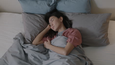 mujer durmiendo en la cama
