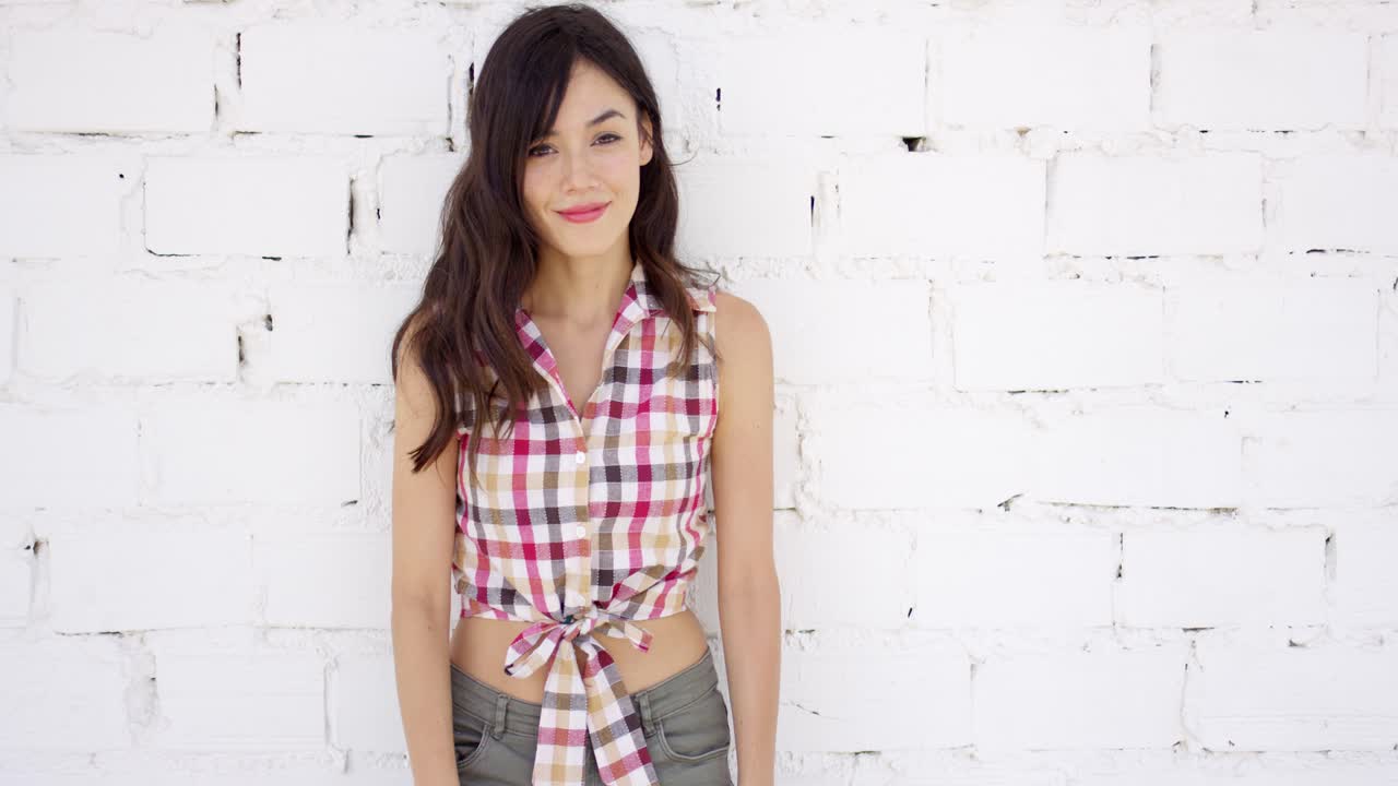 チェック柄のトップスとショートパンツを着用した魅力的な女性。