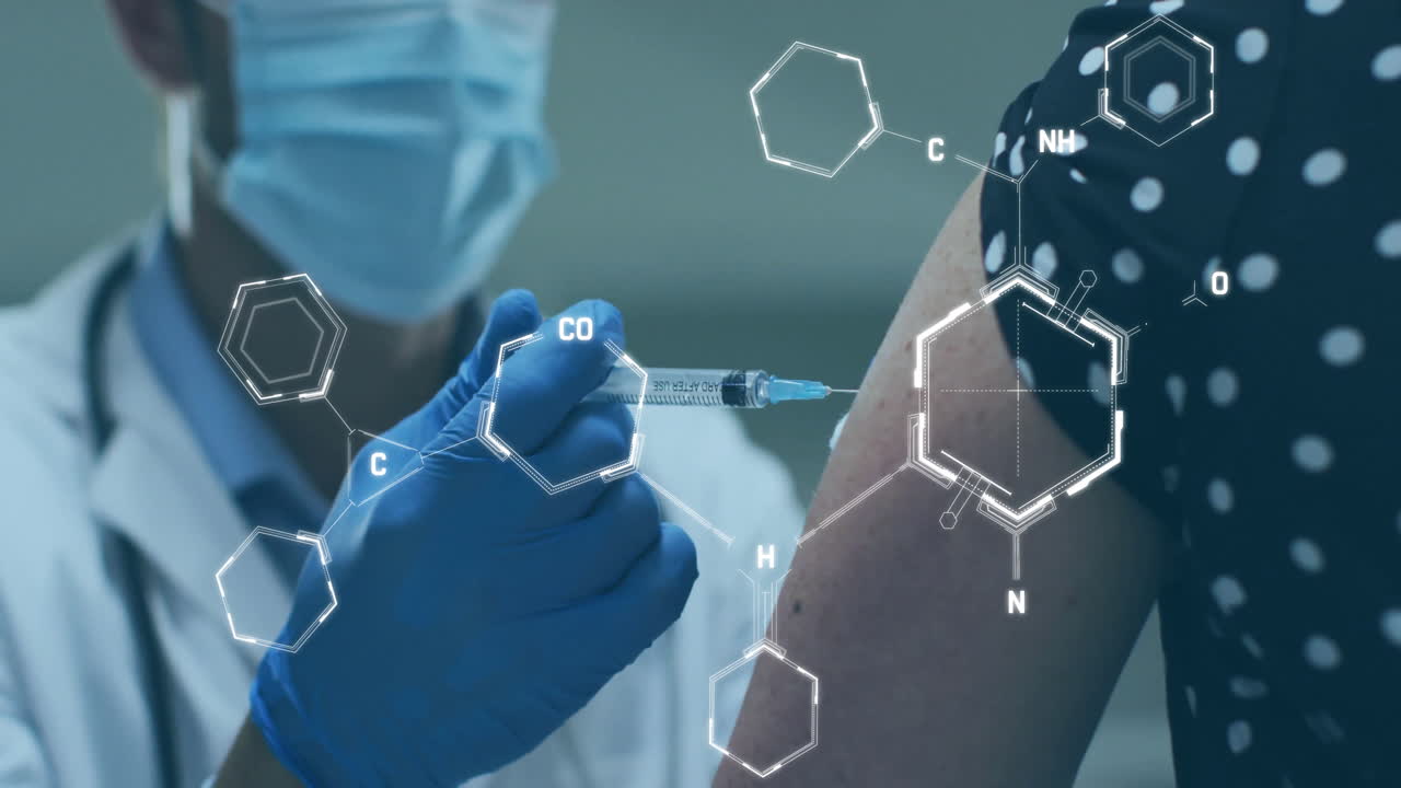 animación de la fórmula química sobre un médico masculino biracial con un paciente que toma la vacuna