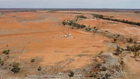 Drone-Volando-Hacia-Una-Torre-De-Comunicaciones-En-Medio-De-La-Nada-En-El-Interior-De-Australia