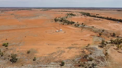 drone volando hacia una torre de comunicaciones en el medio de la nada en el interior de australia