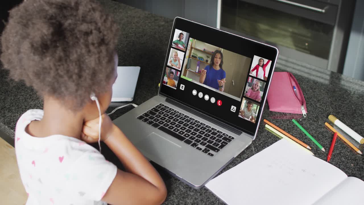 animación de una chica afroamericana con auriculares que tiene lecciones en línea en una computadora portátil en casa