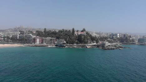 Valparaiso,-Chile-and-Wulff-Castle-as-seen-from-Pacific-Ocean-aerial