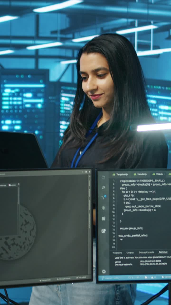 Programmatrice che lavora al codice in una server room