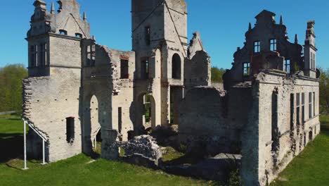 Sonnenbeschienene-Reliquien:-Fesselndes-Drohnenvideo-Einer-Verlassenen-Alten-Kirche-In-Haapsalu-–-4k