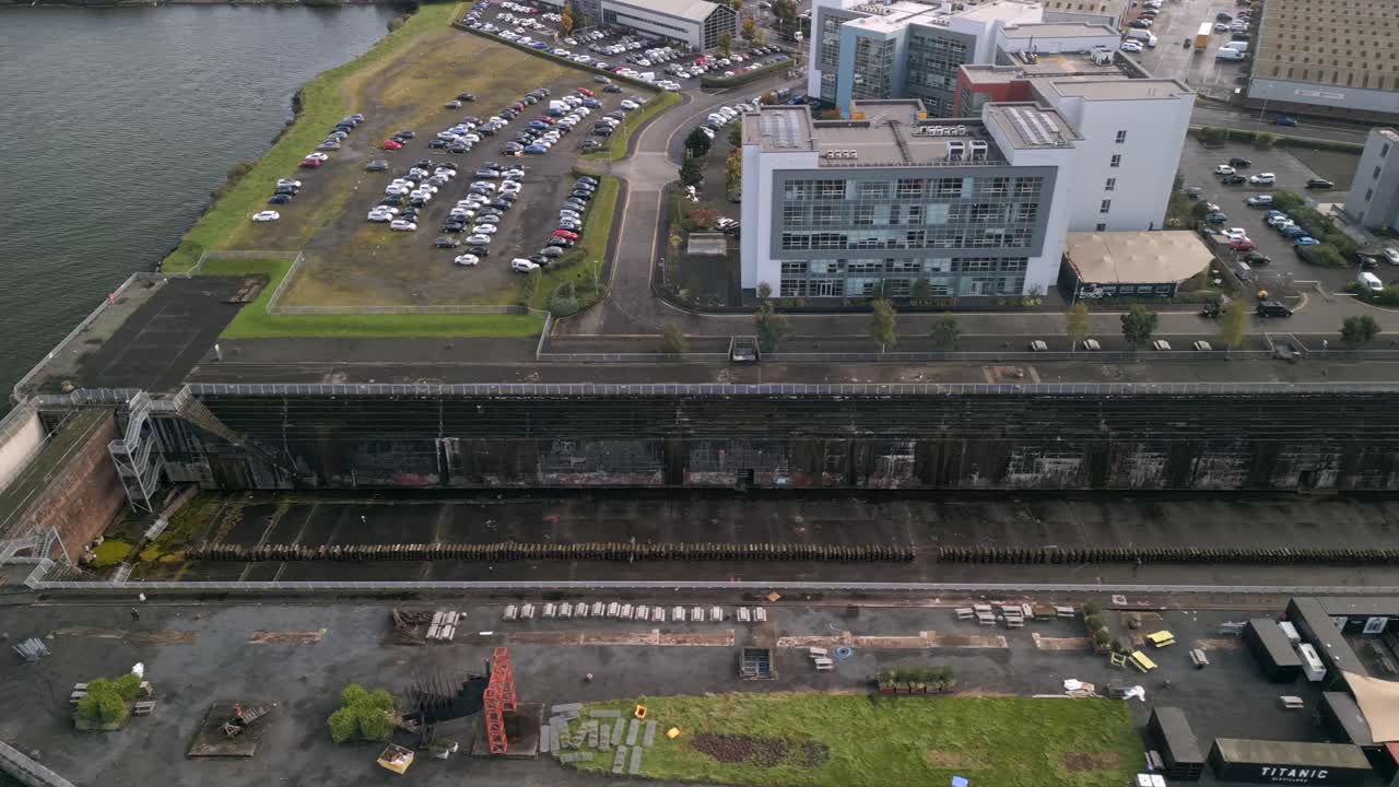 타이타닉의 건조 도크의 공중 촬영