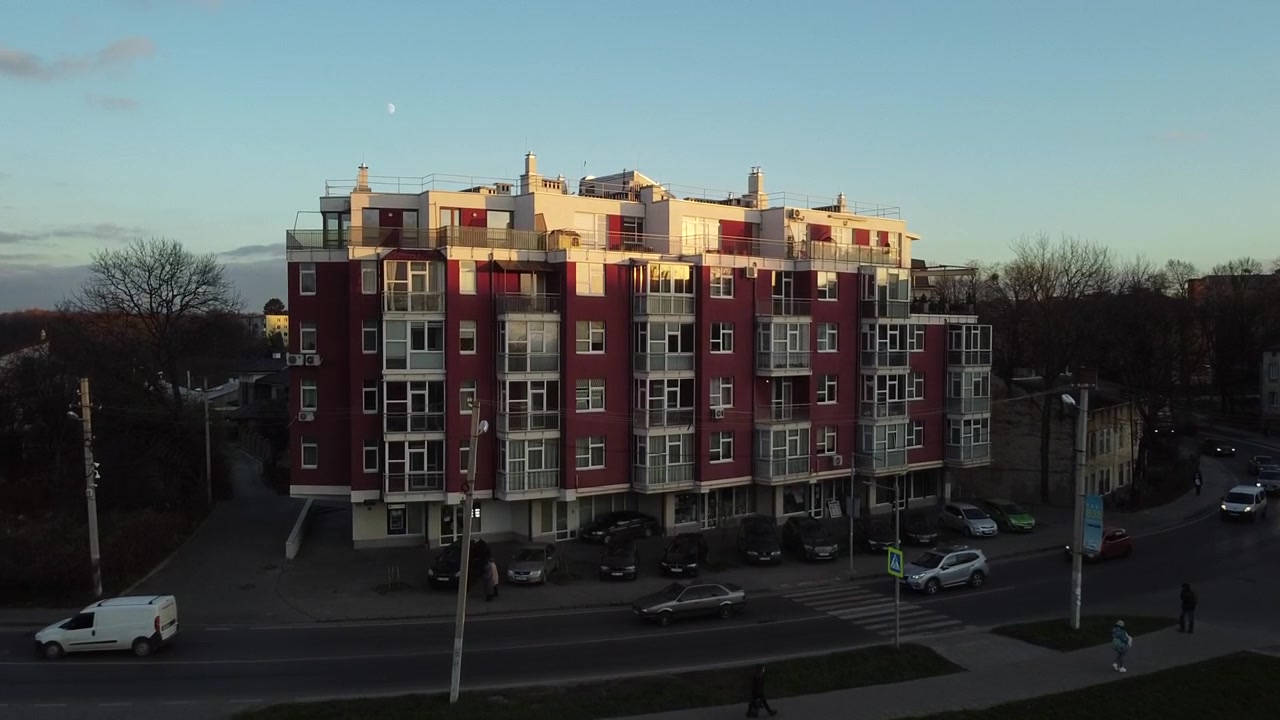 Vista aerea di un drone che sorvola l'edificio residenziale