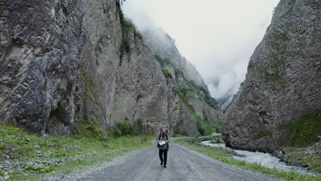 un excursionista en un valle de montaña