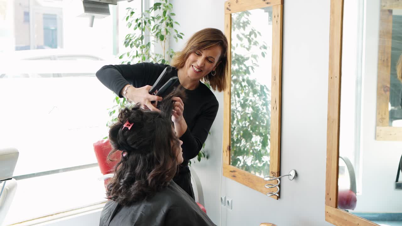 Parrucchiere che sistema i capelli in un salone di bellezza