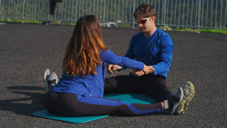 pareja estirándose al aire libre