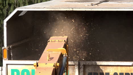 Primer-Plano-De-Astillas-De-Madera-Expulsadas-Del-Conducto-De-La-Astilladora-De-Madera-En-La-Parte-Trasera-De-Un-Camión